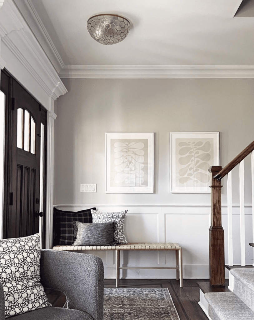 Entryway in natural colours with a bench placed against the wall