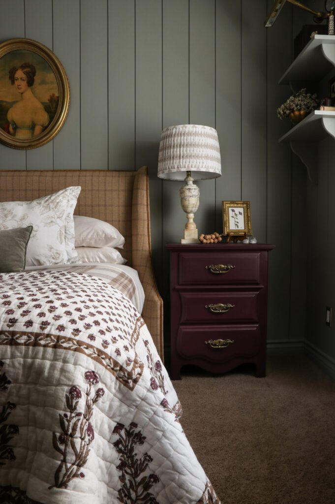 Jane Austen-inspired bedroom with elegant colours and English countryside decor