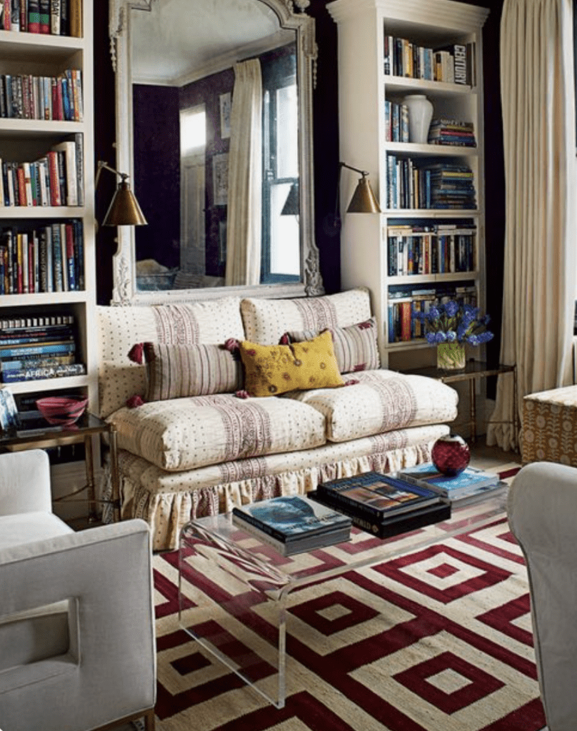 Living room with central point a geometric pattern-rug 