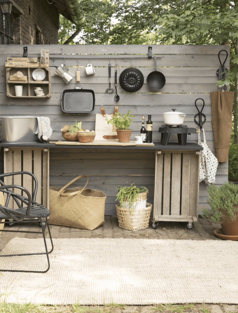 DIY outdoor kitchen for low-budget renovation