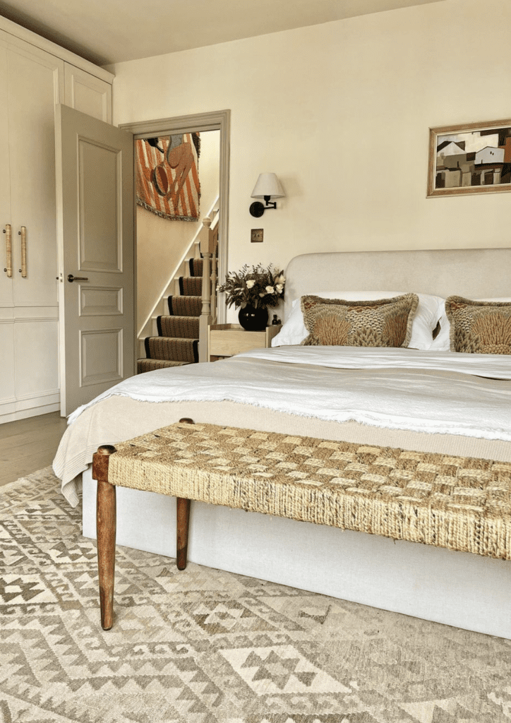 Rustic end-of-bed straw bench to decorate boho bedroom 