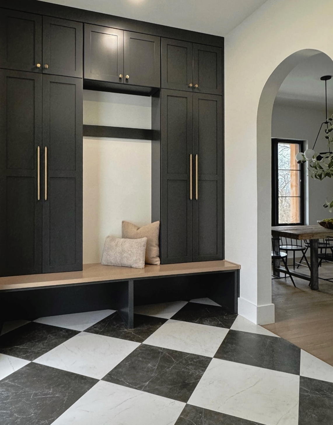 21 Mudroom Ideas To Create a Functional and Beautiful Space - THE CHIC ...