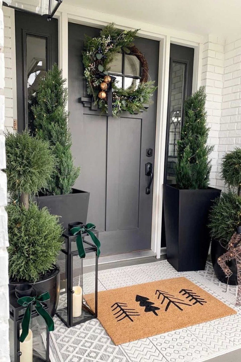22 Stunning Ideas for Beautiful Front Porch Christmas Decor - THE CHIC ...