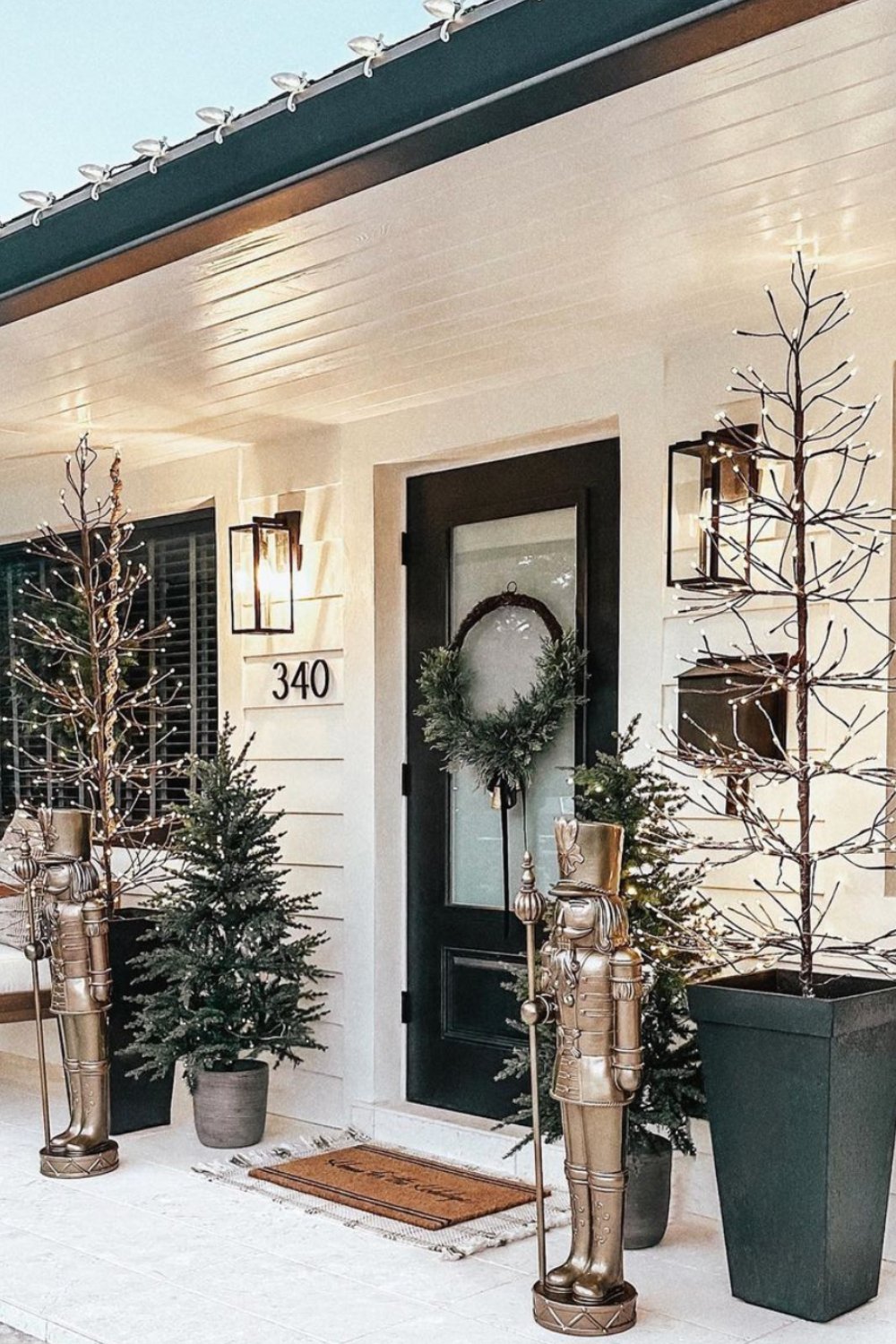 22 Stunning Ideas for Beautiful Front Porch Christmas Decor - THE CHIC ...