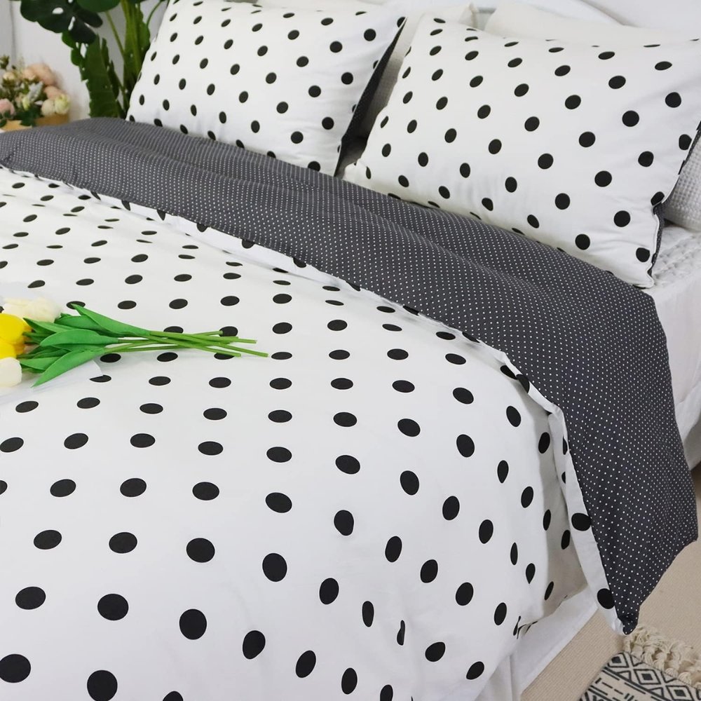 Create a Timeless Black and White Chic Bedroom: Ideas and Inspiration