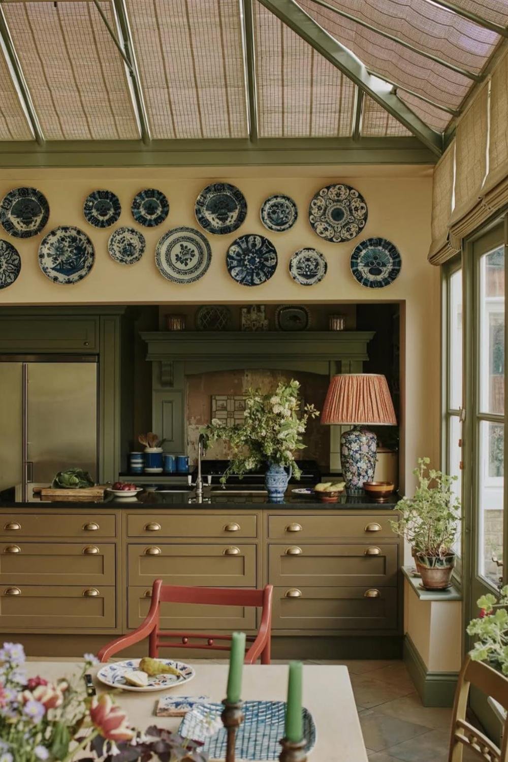English Cottage Kitchens: 18 Country, Cozy - THE CHIC ...