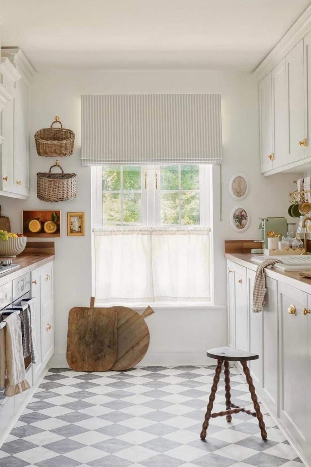 English Cottage Kitchens: 18 Country, Cozy - THE CHIC ...